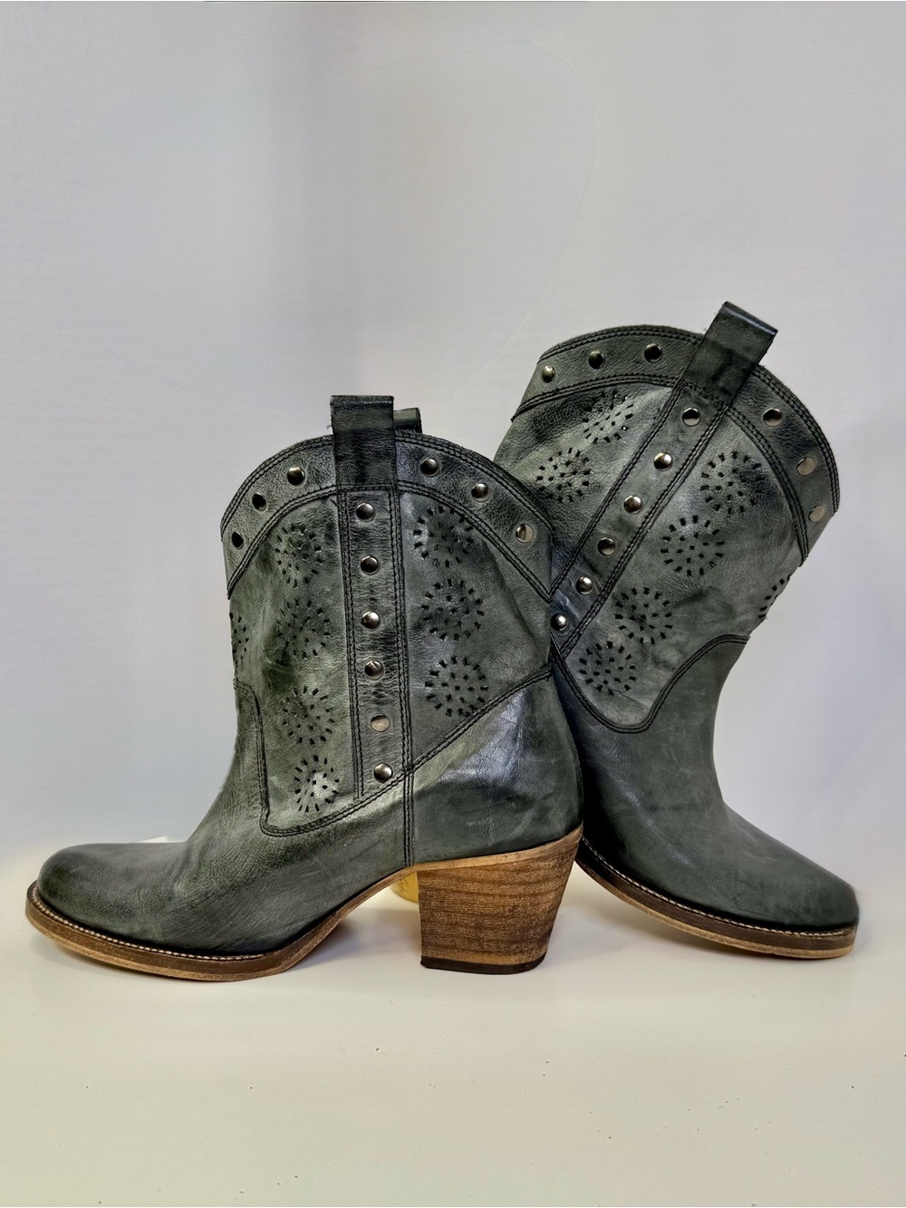 Dingo Mandalas Distressed Charcoal Leather Studded Cutout Western Boots Size 9M